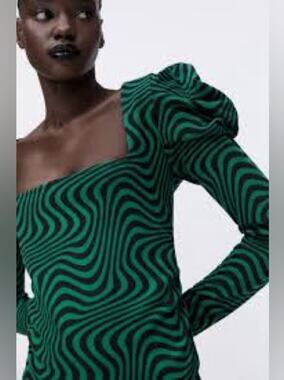 Zara Green and Black Wave-Print Puff-Sleeve Top size S